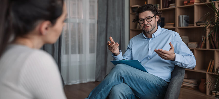 Psychologischer Berater bei einer Sitzung